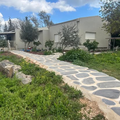 שביל גישה מאבן טבעית — מבט אל הבית