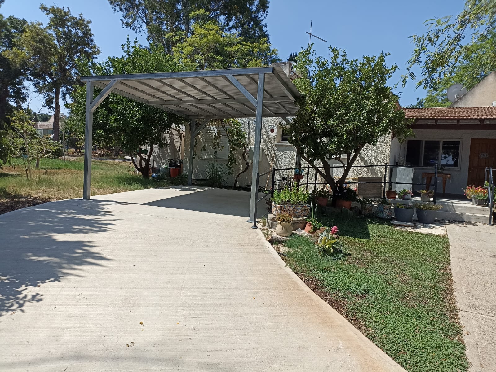 פרגולת פלדה לחניה — מסגרות, ריתוך וגימור מושלם